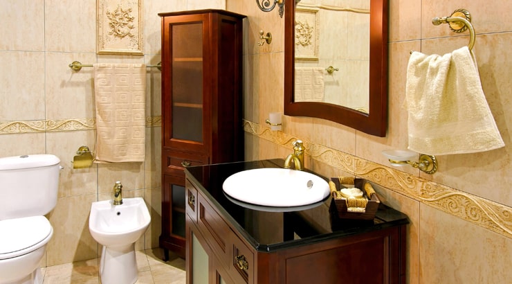 Bathroom in beige color in 1980’s trend with brass elements