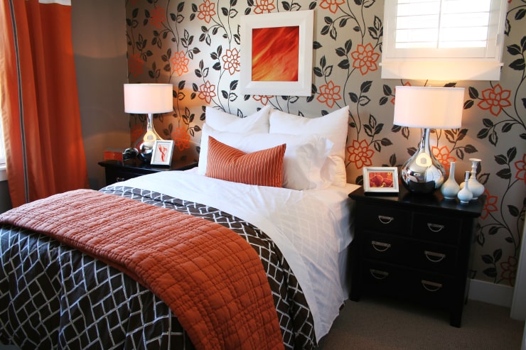A bedroom design with flower wallpaper