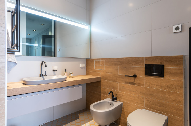Contemporary white bathroom with neon lighting.